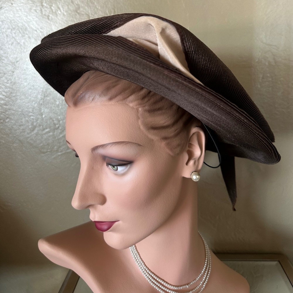 UNWORN 1940s' BROWN/BEIGE STRAW/GROSGRAIN OPEN CROWN SQUARE SHAPE HAT
